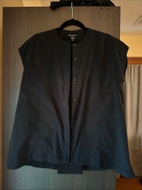 Athleta Black Short-Sleeve Collarless Button shirt sz M